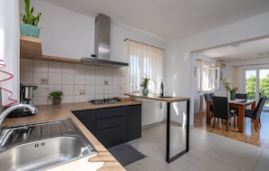 Villa | Eigene Küche | Kühlschrank, Mikrowelle, Ofen, Herdplatte