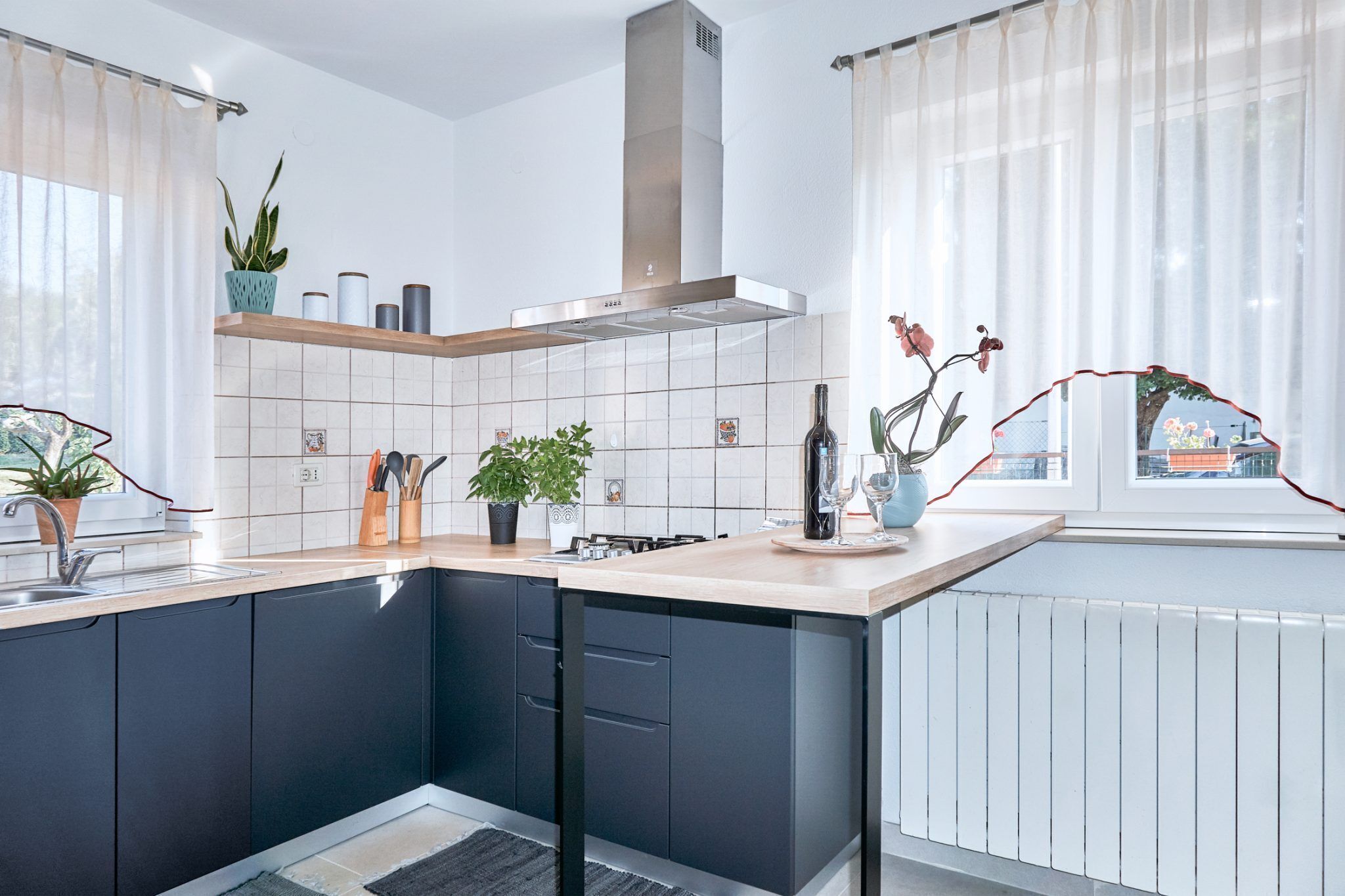 Villa | Privékeuken | Een espressoapparaat, een koelkast, een magnetron, een oven