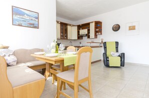 Villa | Privát konyha | Hűtőszekrény, mikrohullámú sütő, sütő és főzőlap