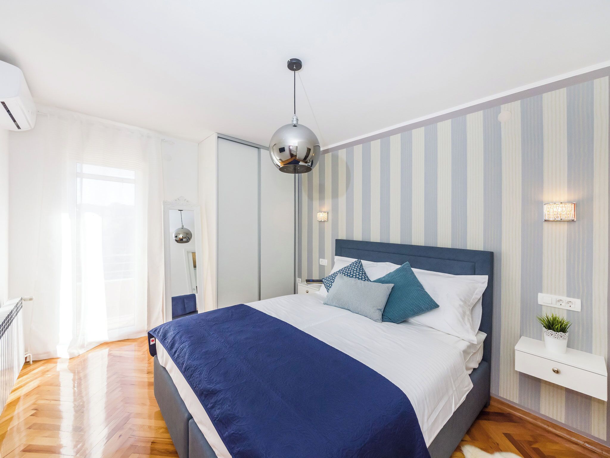 خزنة داخل الغرفة ومكواة/لوح كي وواي فاي مجانًا