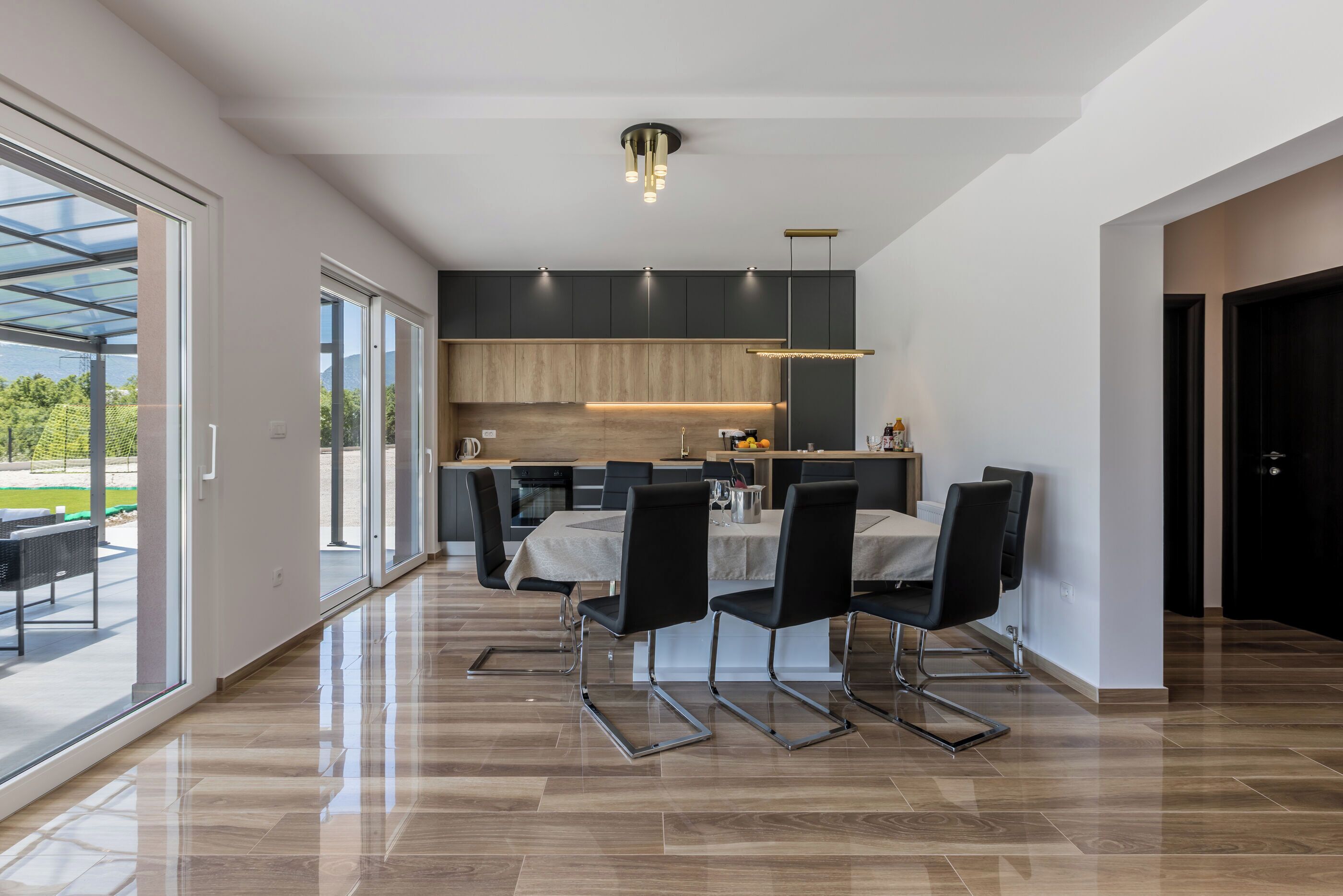 Villa | Privékeuken | Een koelkast, een microgolfoven, een oven, een kookplaat