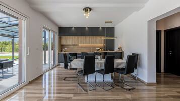 Villa | Cuisine privée | Réfrigérateur, micro-ondes, four, plaque de cuisson