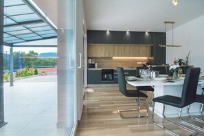 Villa | Cuisine privée | Réfrigérateur, micro-ondes, four, plaque de cuisson