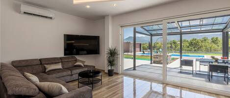 Villa | Living room | Smart TV, Netflix