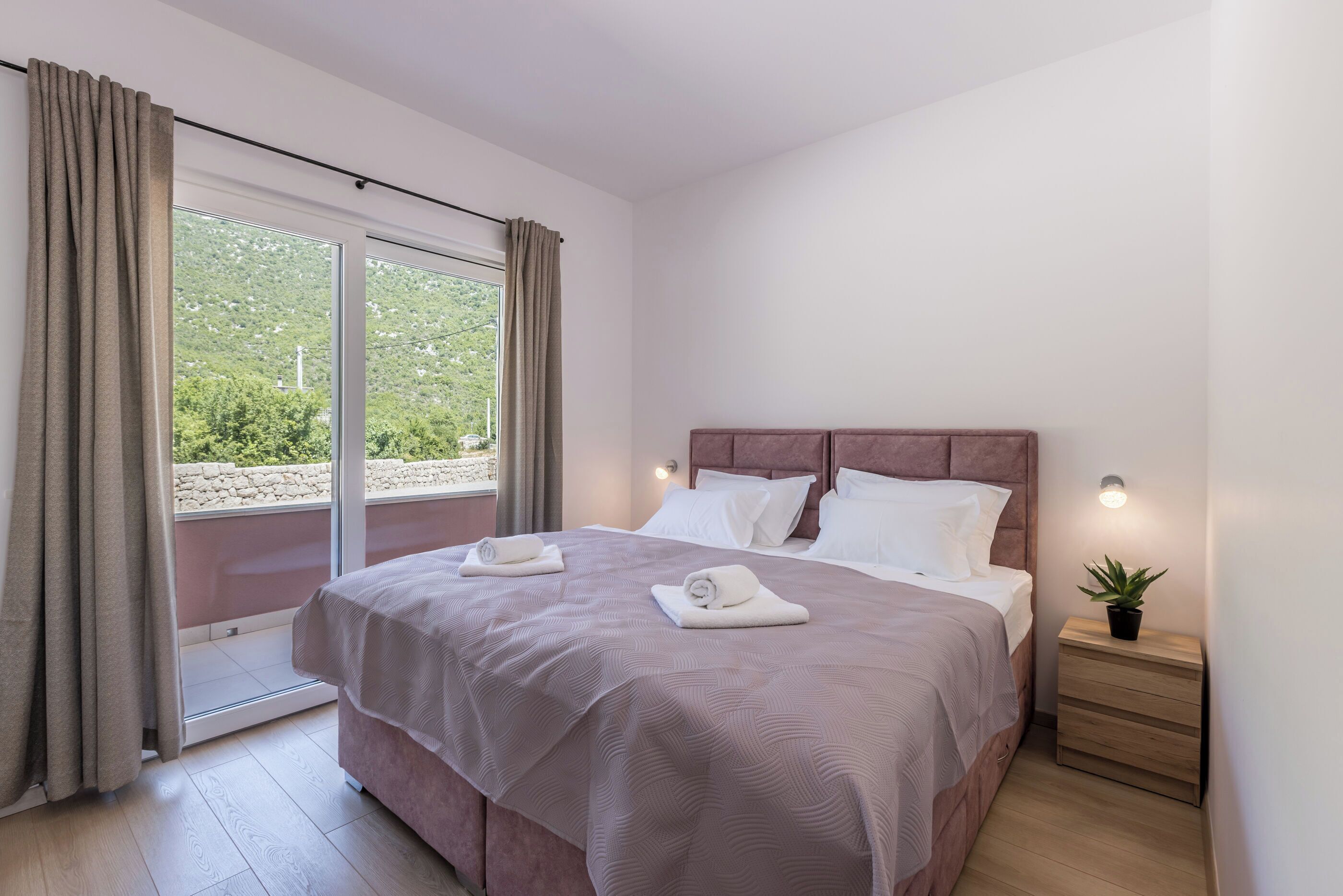 خزنة داخل الغرفة ومكواة/لوح كي وواي فاي مجانًا