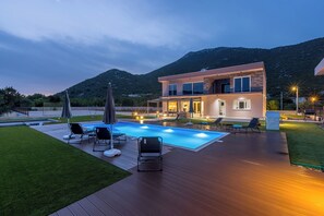 屋外プール、温水プール、営業時間 24 時間営業、プール パラソル、サンラウンジャー