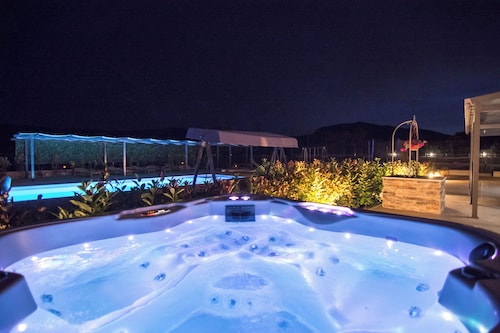 Villa Nebo - Heated Pool & Tennis Court