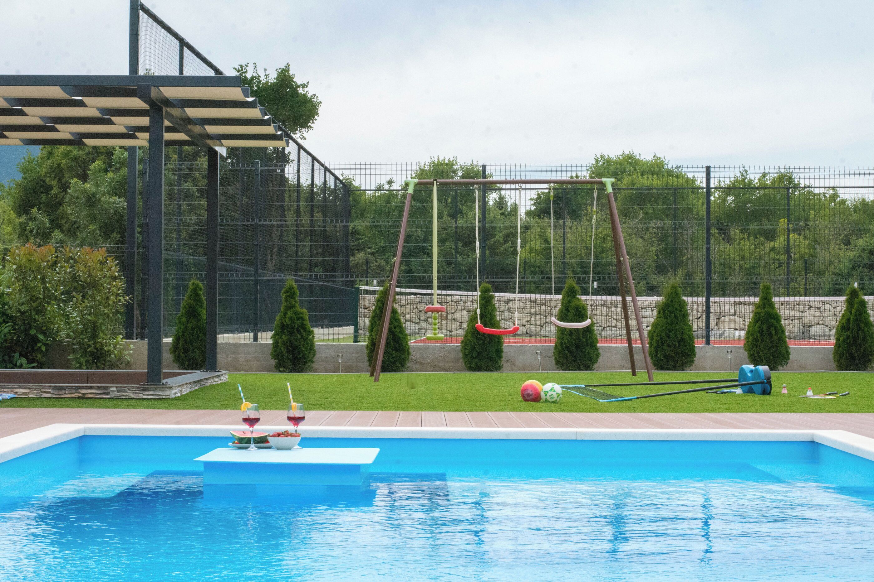 Piscine extérieure, piscine chauffée, parasols de plage, chaises longues