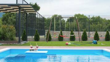 Piscine extérieure, piscine chauffée, parasols de plage, chaises longues