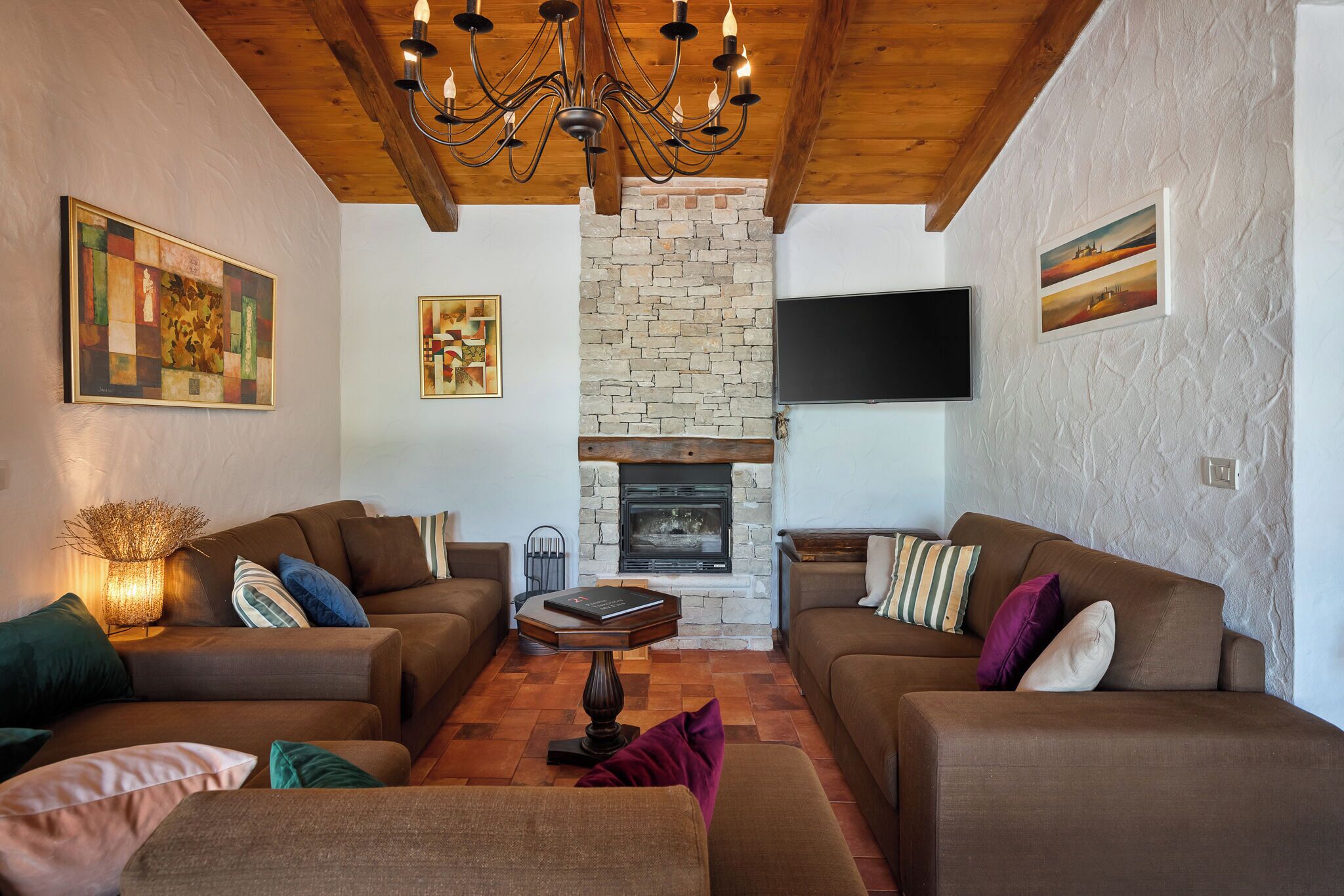 Villa | Oppholdsrom | Peis