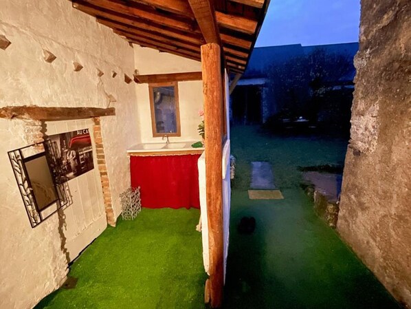 المنطقة المحيطة بالمنشأة