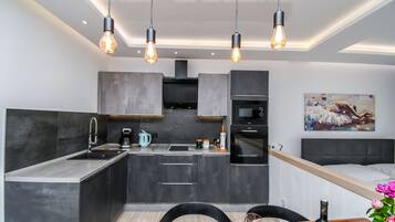 Villa | Privat køkken | Espressomaskine, køleskab, mikrobølgeovn, ovn