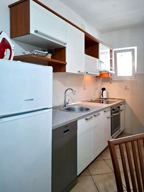 Apartment (A2) | Private kitchen | Fridge, oven, stovetop, cookware/dishes/utensils - Apartments and Room Kate (Tisno)