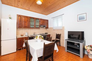 Apartment (A1) | Private kitchen - Apartments and Room Kate (Tisno)