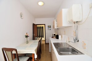 Apartment (A1) | Private kitchen | Fridge, oven, stovetop, espresso maker - Apartments Nada (Umag)