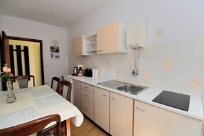 Apartment (A1) | Private kitchen - Apartments Nada (Umag)