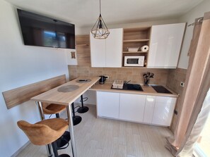 Refrigerador, microondas, placa de cocina, cafetera expreso