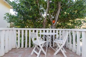 Apartment (A1) | Balcony - Apartment Nedjeljka (Pakostane)
