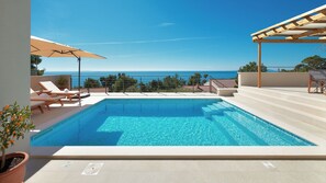 A clear blue pool with lounge chairs and a pergola, overlooking the sea. - Villa Bianka (Hvar)