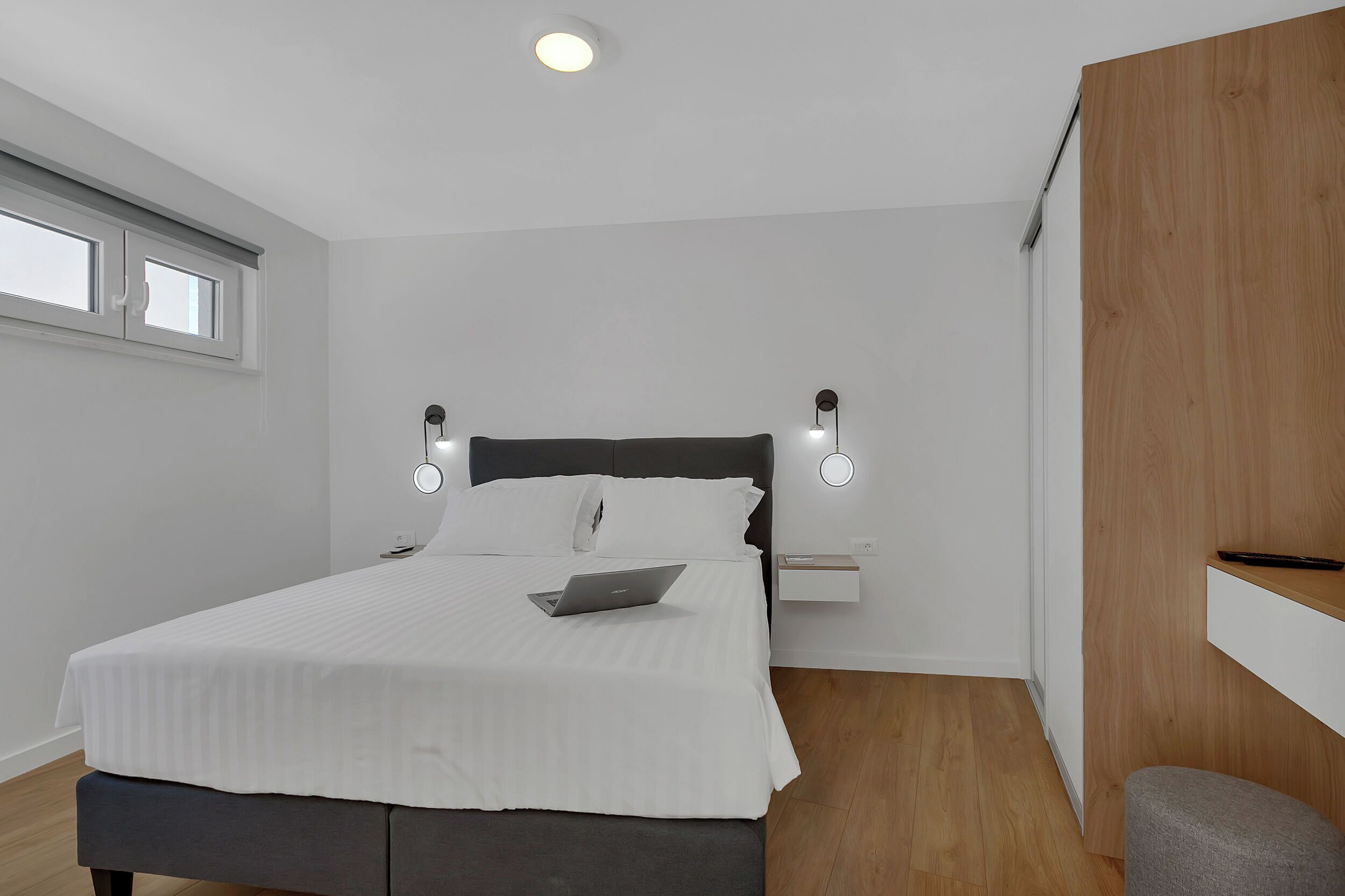 خزنة داخل الغرفة ومكواة/لوح كي وواي فاي مجانًا