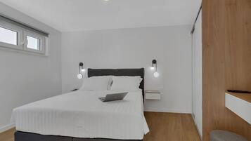 خزنة داخل الغرفة ومكواة/لوح كي وواي فاي مجانًا