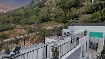 Utendørsbasseng og et oppvarmet basseng