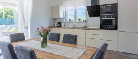 Villa | Cuisine privée | Réfrigérateur, four à micro-ondes, un four, surface de cuisson