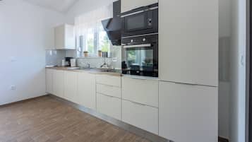 Villa | Eget kök | Kylskåp, mikrovågsugn, ugn och spishäll