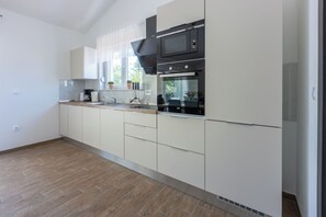 Villa | Eigene Küche | Kühlschrank, Mikrowelle, Ofen, Herdplatte