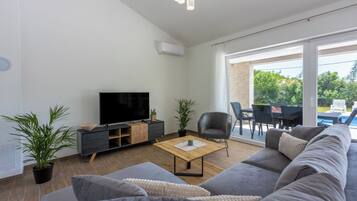 Villa | Living room | Fireplace