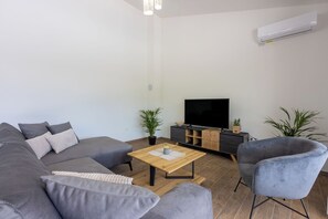 Villa | Living room | Fireplace - Villa Deluxe (Rasa)