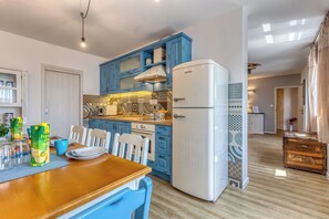 Villa | Cuisine privée | Réfrigérateur, micro-ondes, four, plaque de cuisson