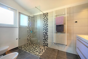 Villa | Badezimmer | Dusche