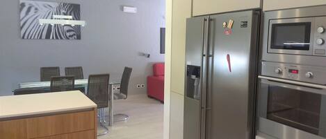Villa | Cuisine privée | Réfrigérateur, four à micro-ondes, un four, surface de cuisson