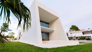 A modern building with a flat roof, large windows, and a flat facade. - Villa Aprilia (Zadar)