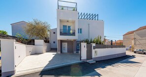 مواقف سيارات مجانية