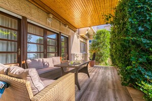 Outdoor dining - Villa Beach Location (Split)