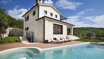 Outdoor pool, an infinity pool