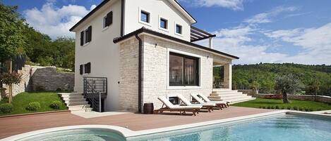 Outdoor pool, an infinity pool