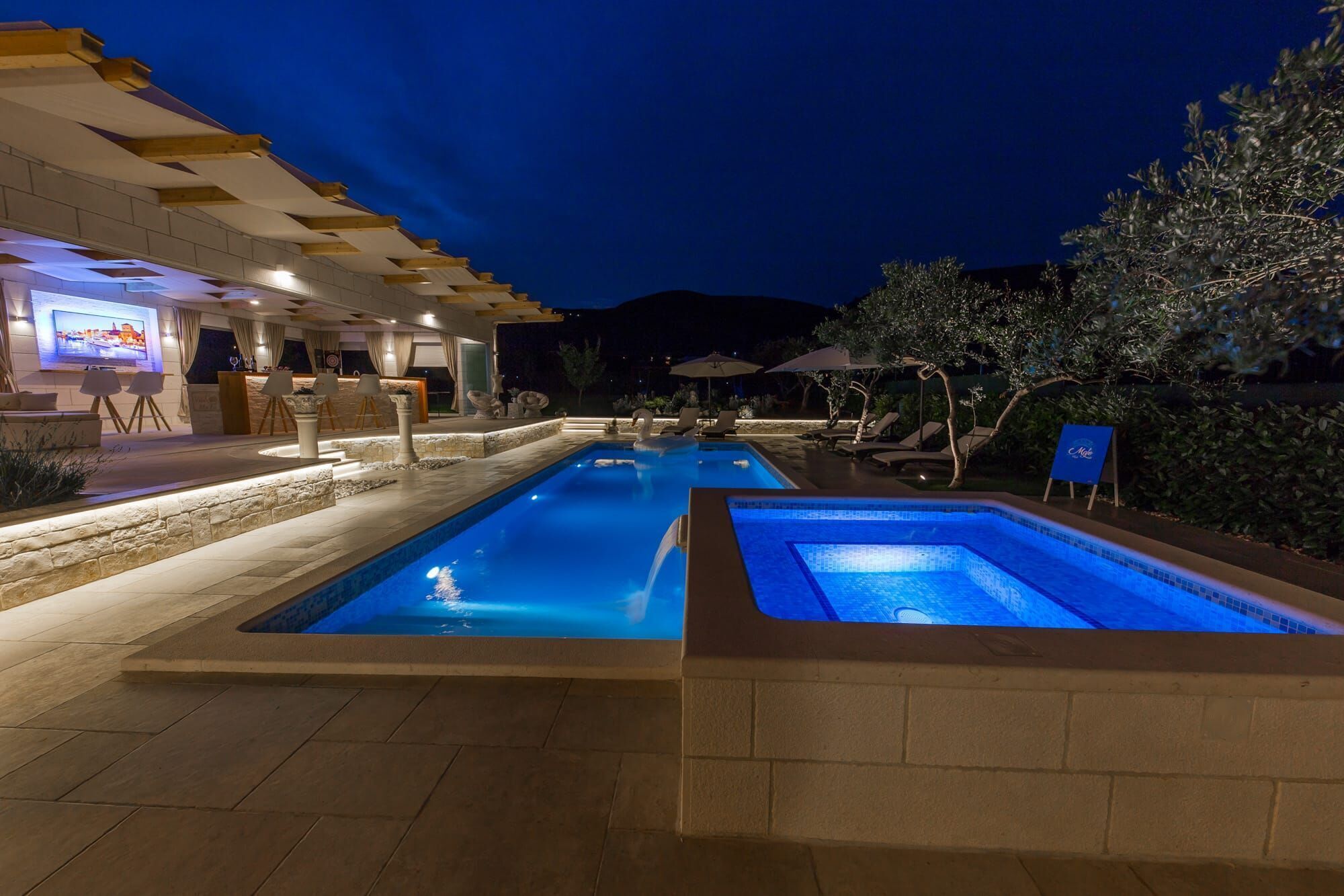 حمّام سباحة خارجي، حمّام سباحة مُدفَّأ، مظلات على حمّام السباحة