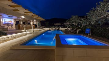 Außenpool, beheizter Pool, Sonnenschirme