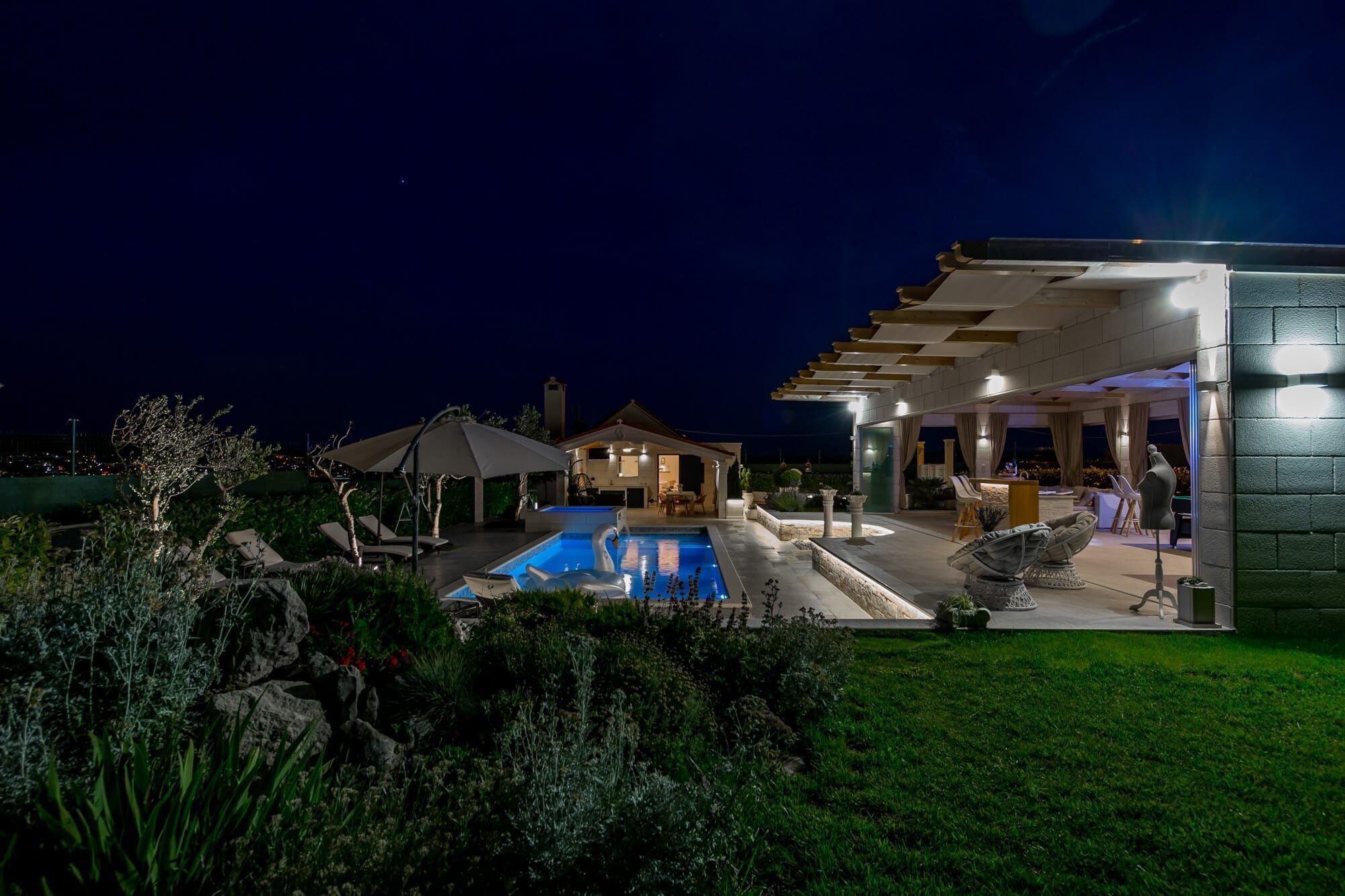 Außenpool, beheizter Pool, Sonnenschirme