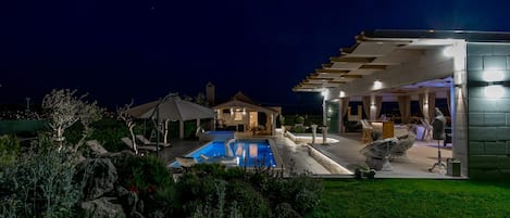 Außenpool, beheizter Pool, Sonnenschirme