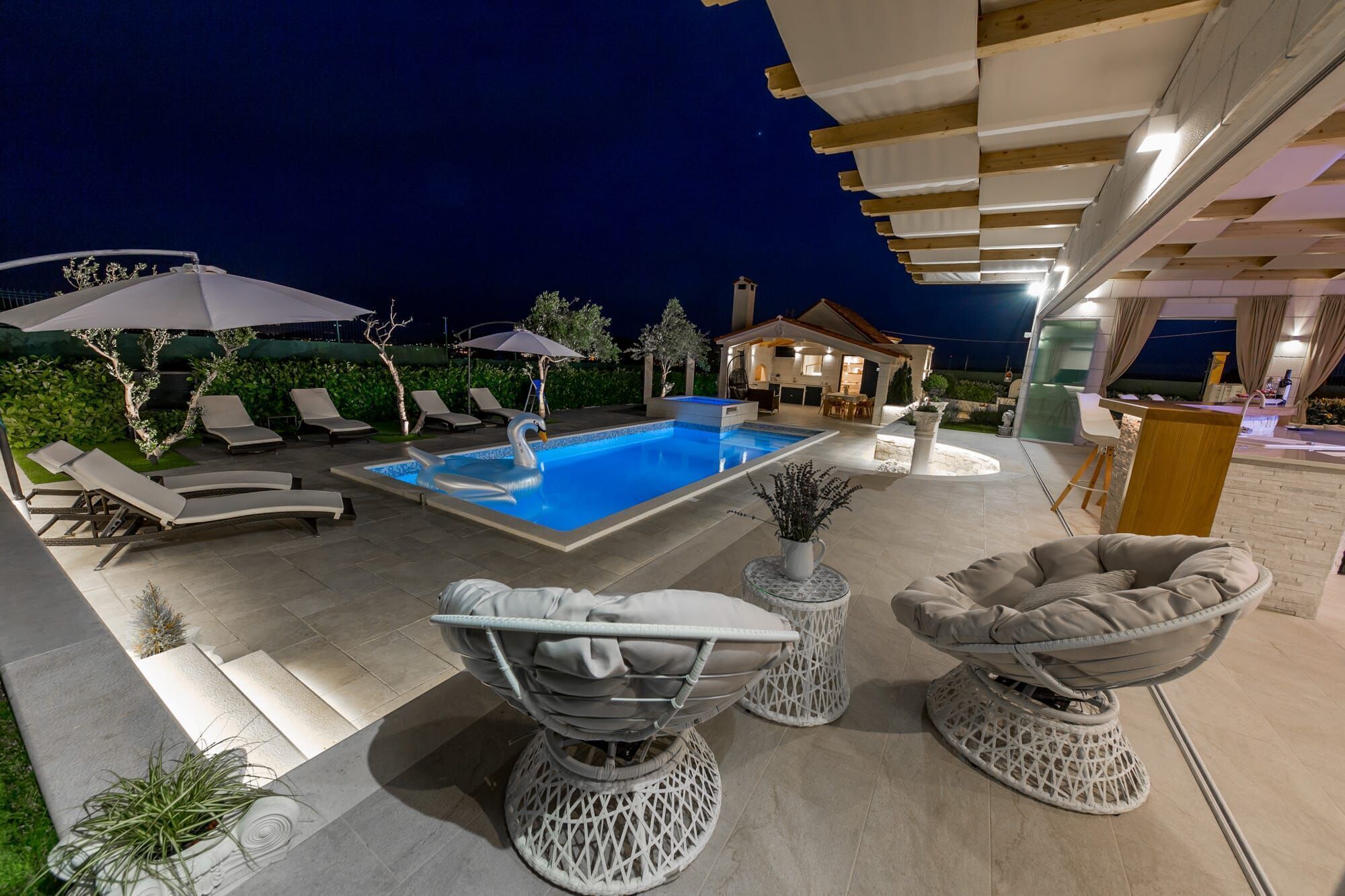 Alberca al aire libre, alberca climatizada y sombrillas en la alberca