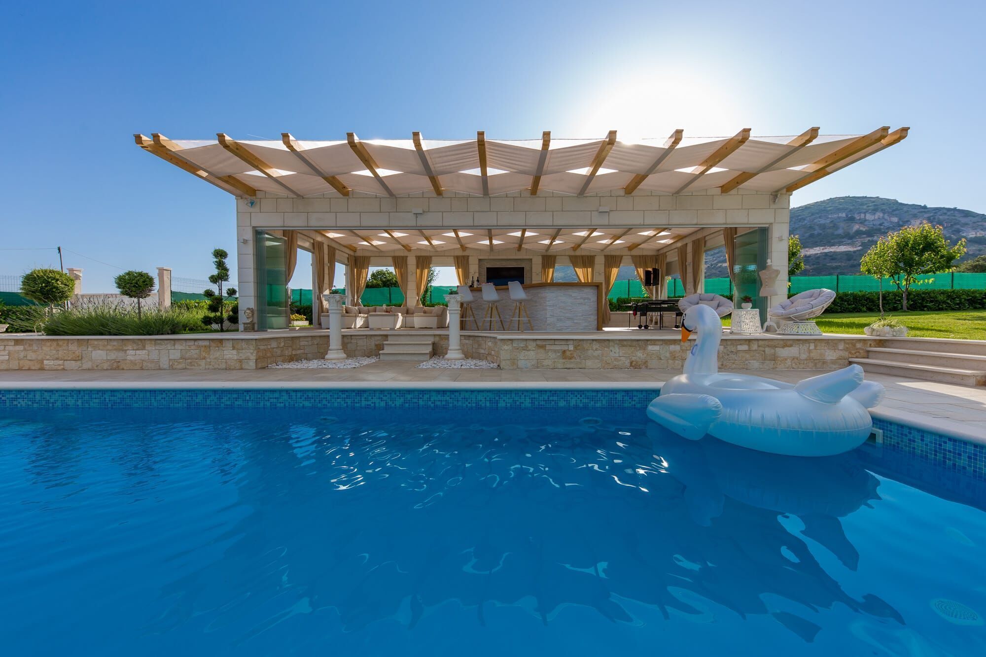 Piscine extérieure, piscine chauffée, parasols de plage