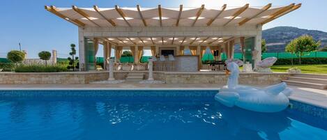 Piscine extérieure, piscine chauffée, parasols de plage