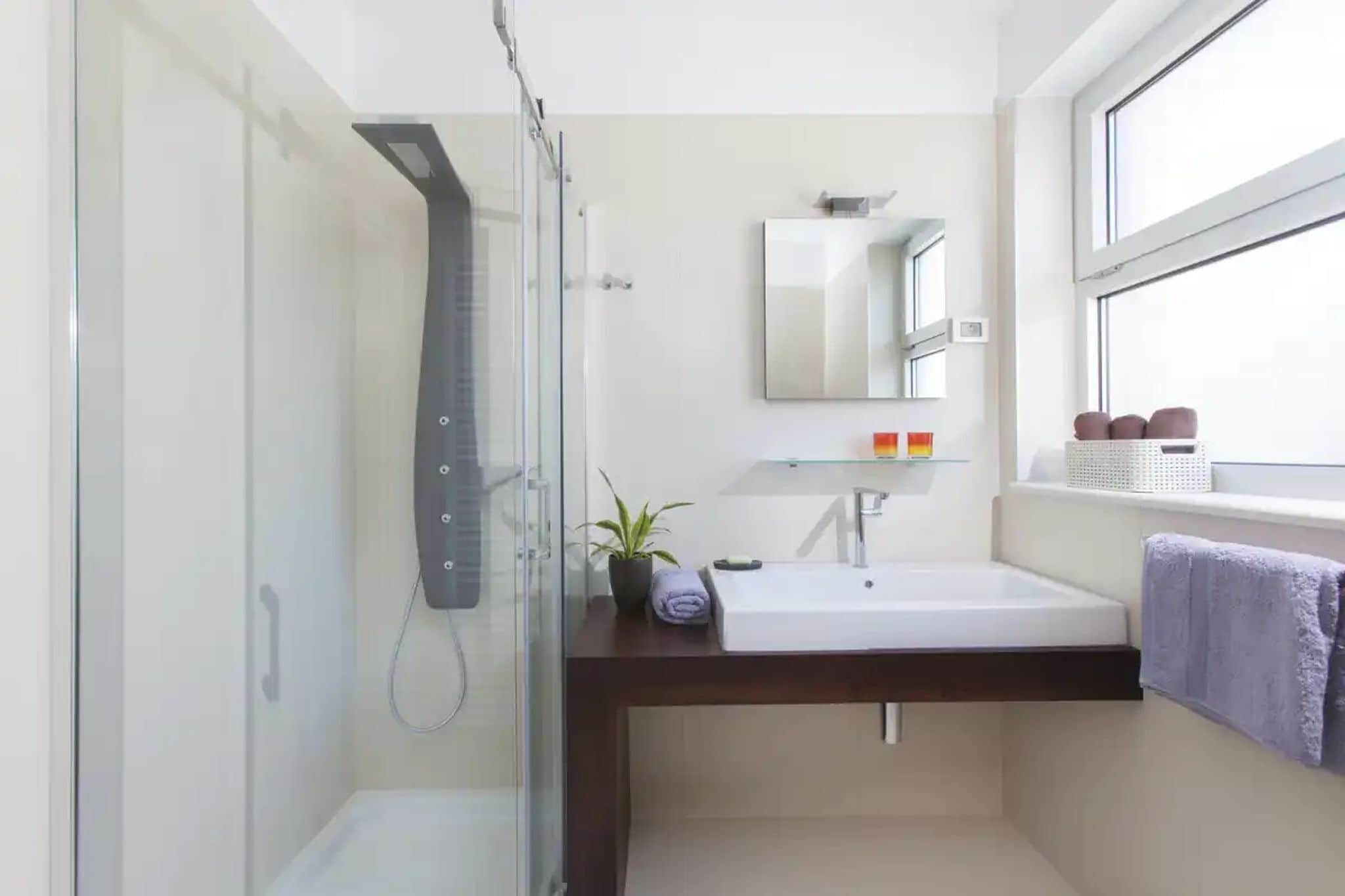 Villa | Badezimmer | Dusche, Handtücher, Toilettenpapier