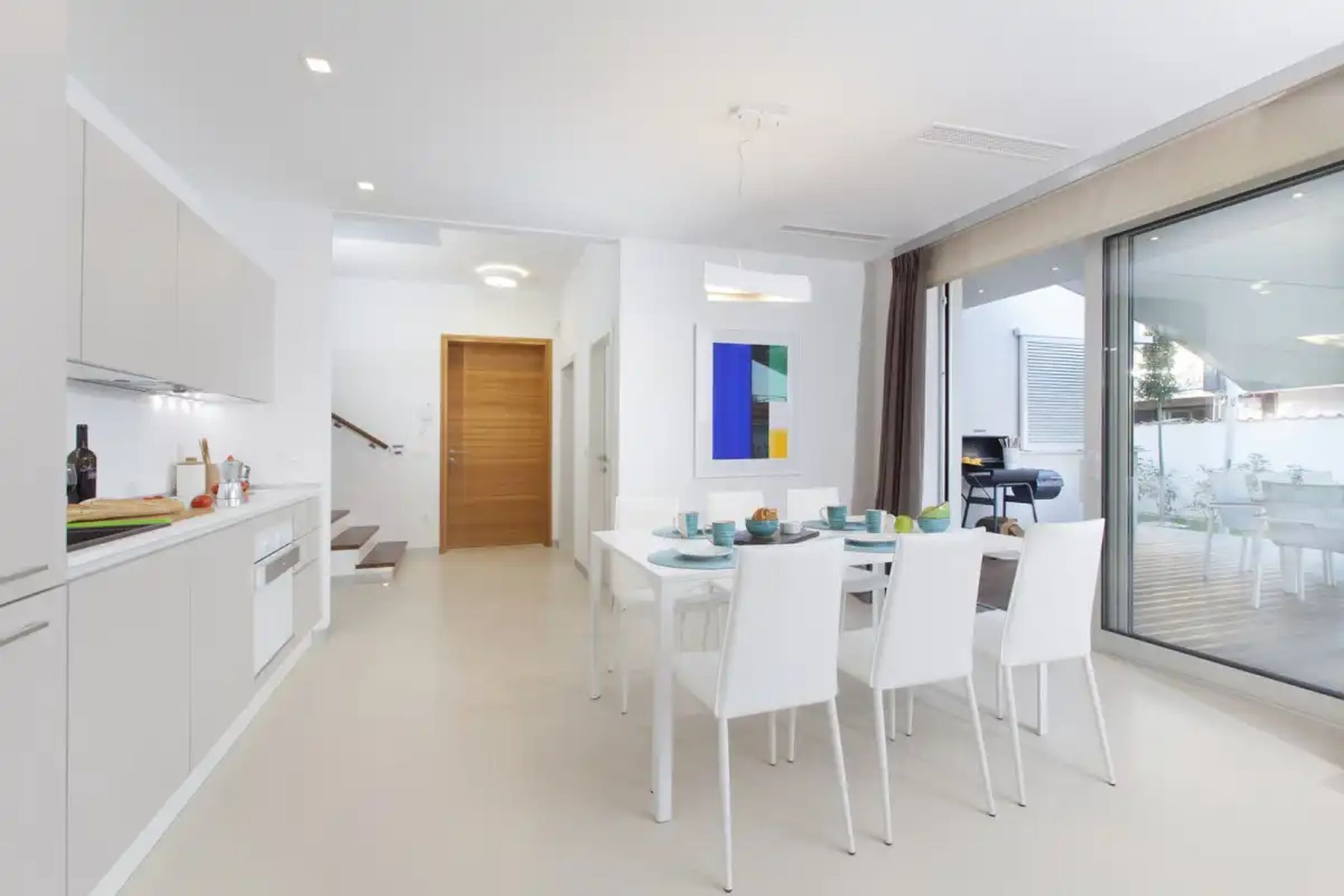 Villa | Privékeuken | Een koelkast, een magnetron, een oven, een kookplaat