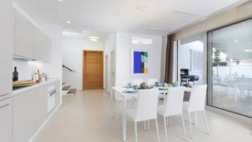 Villa | Privékeuken | Een koelkast, een magnetron, een oven, een kookplaat