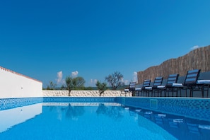 Piscina externa, espreguiçadeiras